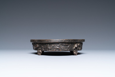 Un lave-pinceaux quadrilobe en bronze, Chine, Kangxi