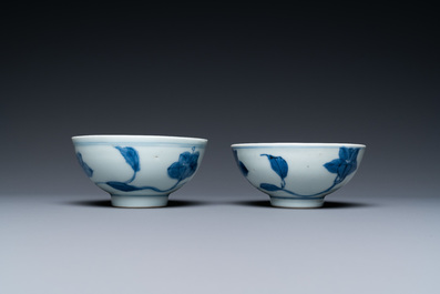 Een paar Chinese blauw-witte 'paleis' kommen, Yongzheng merk en periode