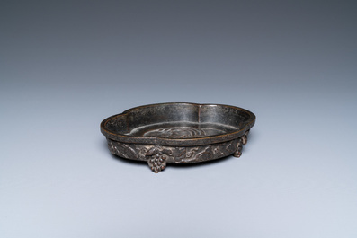 Un lave-pinceaux quadrilobe en bronze, Chine, Kangxi