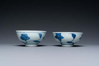 Een paar Chinese blauw-witte 'paleis' kommen, Yongzheng merk en periode