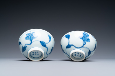 Een paar Chinese blauw-witte 'paleis' kommen, Yongzheng merk en periode
