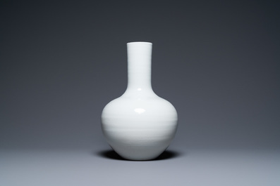 Een Chinese monochrome witte 'tianqiu ping' vaas, 18/19e eeuw