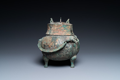 Un pot &agrave; vin rituel tripod couvert en bronze, Chine, Han de l'Ouest