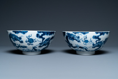 Een paar Chinese 'Bleu de Hue' kommen voor de Vietnamese markt, 20e eeuw