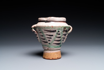 Een Spaanse polychrome aardewerken vijzel, Teruel, 15/16e eeuw
