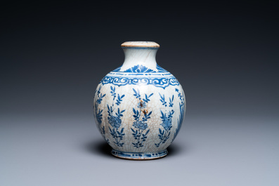 Een Chinese blauw-witte 'soft paste' basis voor een waterpijp, Kangxi