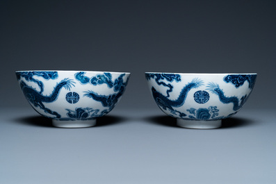 Een paar Chinese 'Bleu de Hue' kommen voor de Vietnamese markt, 20e eeuw