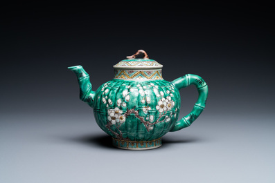 Een Chinese geribde verte biscuit theepot met deksel, Kangxi