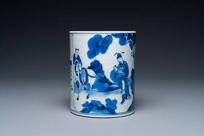 Un porte-pinceaux de type 'bitong' en porcelaine de Chine en bleu et blanc, Kangxi