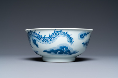 Een Chinese blauw-witte 'draken' kom, Yongzheng merk en periode