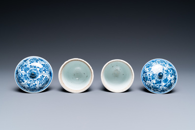 Une paire de gobelets couverts en porcelaine de Chine en bleu et blanc, Kangxi