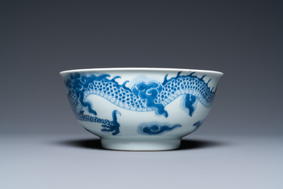 Een Chinese blauw-witte 'draken' kom, Yongzheng merk en periode