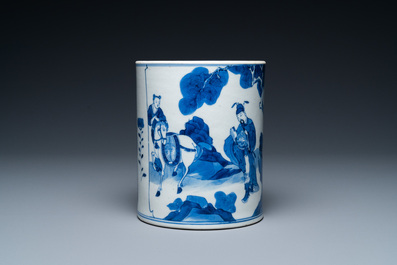 Un porte-pinceaux de type 'bitong' en porcelaine de Chine en bleu et blanc, Kangxi