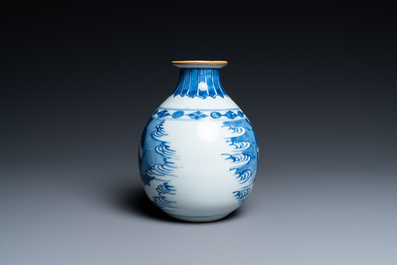 Un vase de forme globulaire en porcelaine de Chine en bleu et blanc, Kangxi