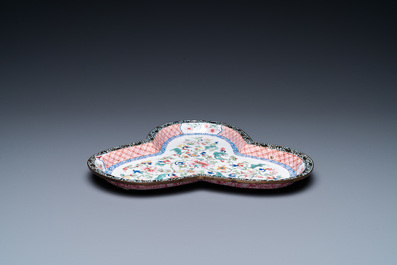 Une coupe trilobe en &eacute;maux de Canton, Chine, Qianlong