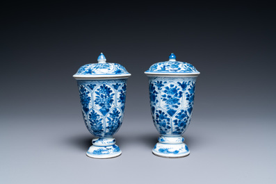 Une paire de gobelets couverts en porcelaine de Chine en bleu et blanc, Kangxi