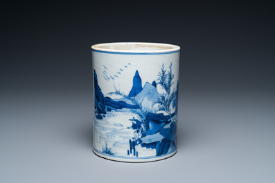 Un porte-pinceaux de type 'bitong' en porcelaine de Chine en bleu et blanc, Kangxi