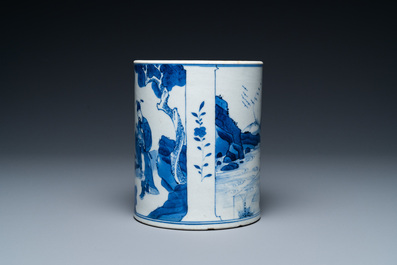 Un porte-pinceaux de type 'bitong' en porcelaine de Chine en bleu et blanc, Kangxi
