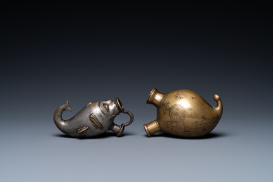 Twee bronzen basissen voor een waterpijp, India, 19e eeuw