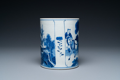 Un porte-pinceaux de type 'bitong' en porcelaine de Chine en bleu et blanc, Kangxi