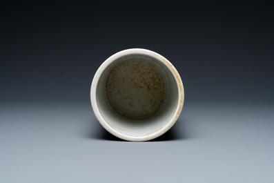 Un porte-pinceaux de type 'bitong' en porcelaine de Chine en bleu et blanc, Kangxi