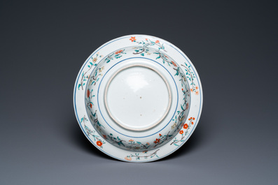 Een Japans Kakiemon bassin met floraal decor, Edo, eind 17e eeuw