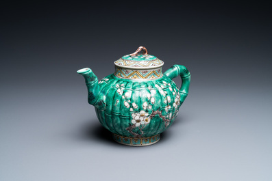 Een Chinese geribde verte biscuit theepot met deksel, Kangxi