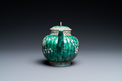 Een Chinese geribde verte biscuit theepot met deksel, Kangxi
