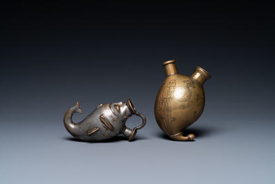 Twee bronzen basissen voor een waterpijp, India, 19e eeuw