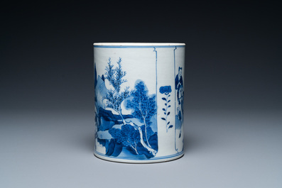 Un porte-pinceaux de type 'bitong' en porcelaine de Chine en bleu et blanc, Kangxi