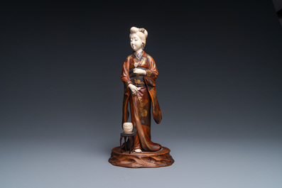 Un okimono d'une geisha en bois, laque, ivoire et nacre, Japon, Meiji, 19&egrave;me
