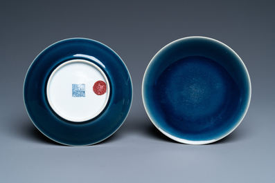 Een paar Chinese monochrome blauwe borden, Qianlong merk en periode
