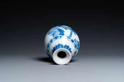 Un vase de forme globulaire en porcelaine de Chine en bleu et blanc, Kangxi