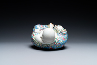 Une figure de Bouddha en porcelaine de Chine famille rose, marque Xue Chang Sen Zuo, R&eacute;publique