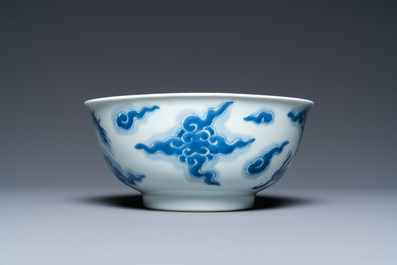Een Chinese blauw-witte 'draken' kom, Yongzheng merk en periode