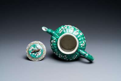 Een Chinese geribde verte biscuit theepot met deksel, Kangxi