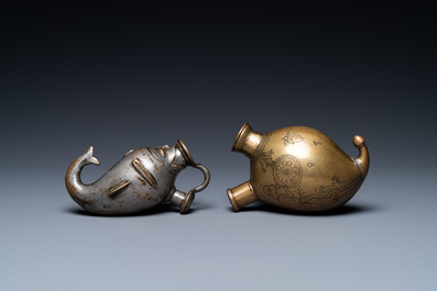 Twee bronzen basissen voor een waterpijp, India, 19e eeuw
