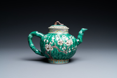 Een Chinese geribde verte biscuit theepot met deksel, Kangxi