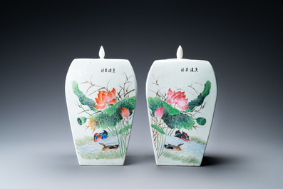 Een paar Chinese qianjiang cai dekselpotten, gesign. Song Yue Xuan en gedat. 1912