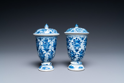 Une paire de gobelets couverts en porcelaine de Chine en bleu et blanc, Kangxi