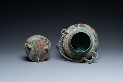 Un pot &agrave; vin rituel tripod couvert en bronze, Chine, Han de l'Ouest