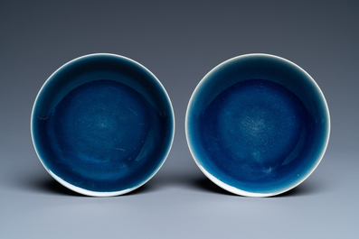 Een paar Chinese monochrome blauwe borden, Qianlong merk en periode