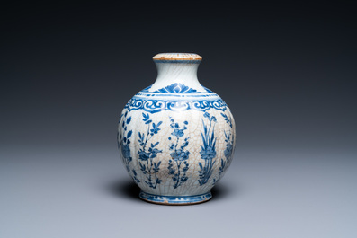Een Chinese blauw-witte 'soft paste' basis voor een waterpijp, Kangxi