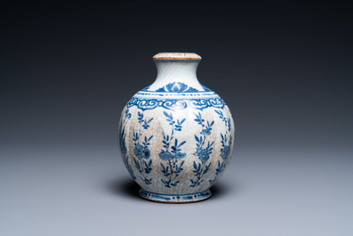 Een Chinese blauw-witte 'soft paste' basis voor een waterpijp, Kangxi