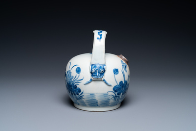 Un pot &agrave; chaux en porcelaine de Chine en bleu et blanc pour le march&eacute; thai, 19&egrave;me