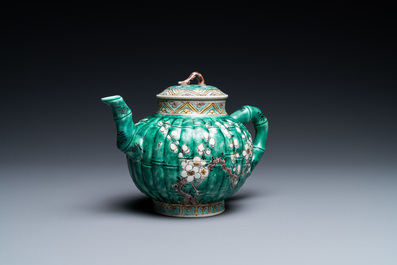 Een Chinese geribde verte biscuit theepot met deksel, Kangxi