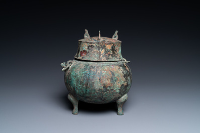 Un pot &agrave; vin rituel tripod couvert en bronze, Chine, Han de l'Ouest