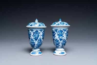 Une paire de gobelets couverts en porcelaine de Chine en bleu et blanc, Kangxi