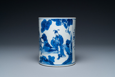 Un porte-pinceaux de type 'bitong' en porcelaine de Chine en bleu et blanc, Kangxi