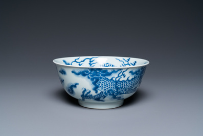 Een Chinese blauw-witte 'draken' kom, Yongzheng merk en periode